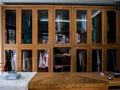 Una volta entrati ci ritroviamo in un ambiente predominato da armadi in legno nei quali sono appesi gli abiti da consegnare